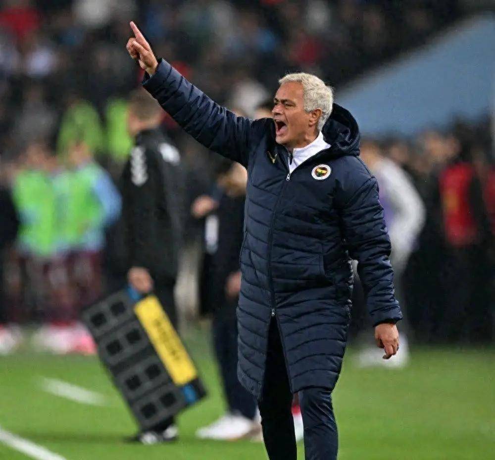 乐竞官网-今夜本菲卡备战亚冠，队长鼓劲细节曝光，更衣室稳定，阵容厚度经受考验的简单介绍